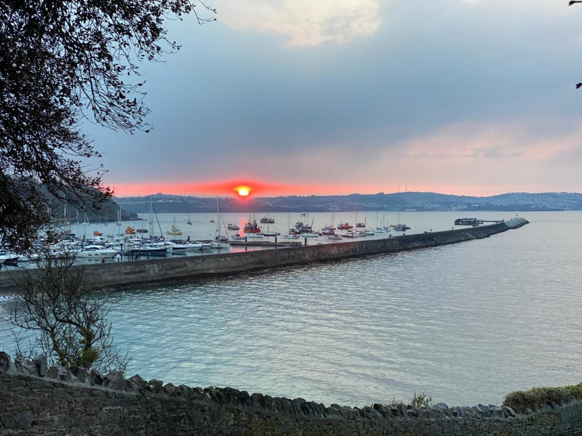 Lobster Pot Apartment With Stunning Harbour And Sea Views And Free Parking For One Car & Pet Friendly Brixham Exterior photo