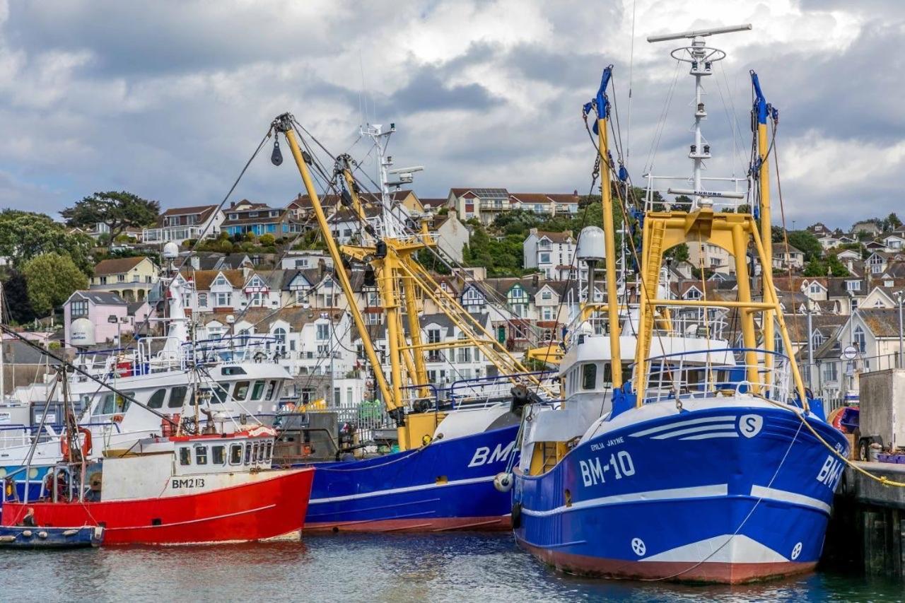 Lobster Pot Apartment With Stunning Harbour And Sea Views And Free Parking For One Car & Pet Friendly Brixham Exterior photo