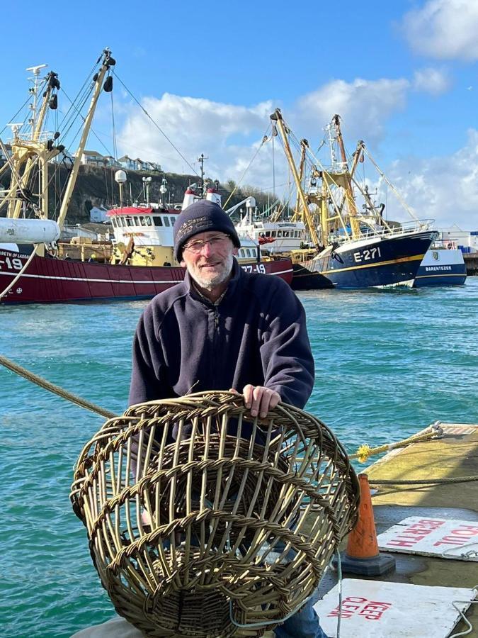 Lobster Pot Apartment With Stunning Harbour And Sea Views And Free Parking For One Car & Pet Friendly Brixham Exterior photo